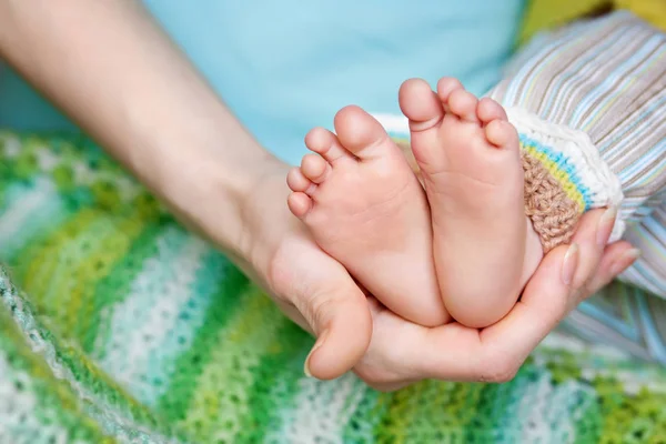 Baby feet in father hands. Tiny Newborn Baby's feet on male shap — Stock Photo, Image