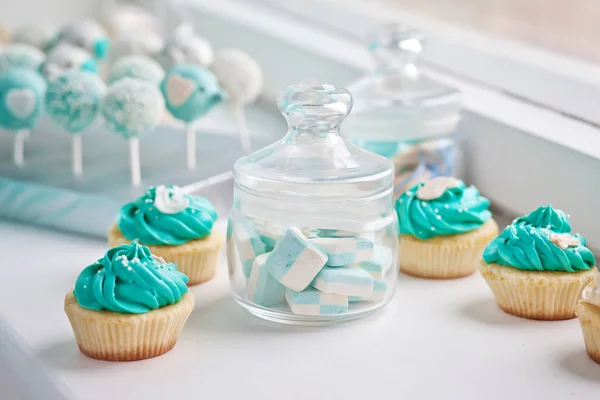 Bar de doces na festa de aniversário.Marshmallows em um copo e cupcakes — Fotografia de Stock