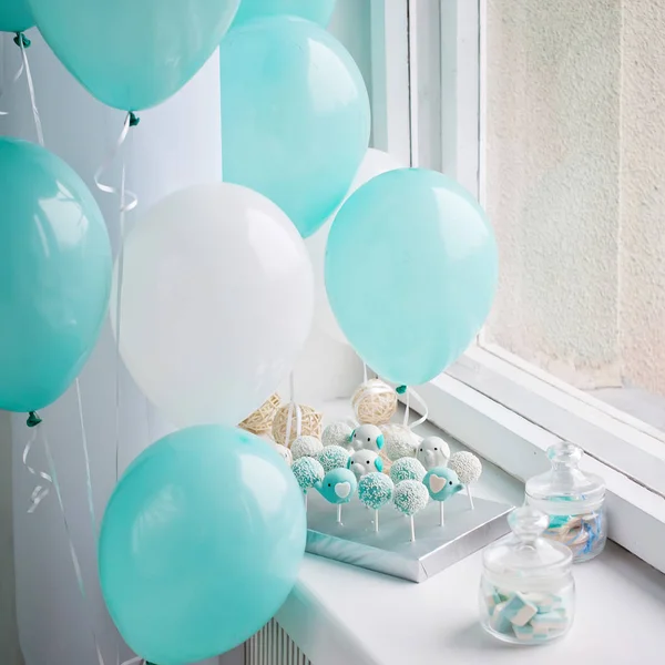Många söta födelsedag cake pops och födelsedagar ballonger — Stockfoto