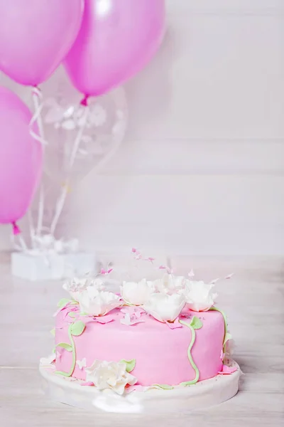 सणाच्या केकची गुलाबी आणि पांढरी सजावट. वाढदिवस आर लग्न — स्टॉक फोटो, इमेज
