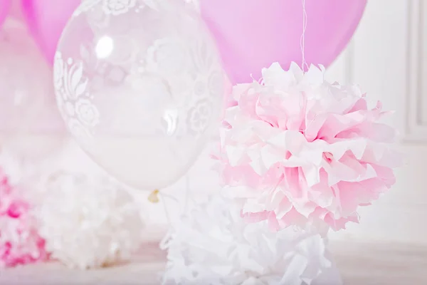 Pompoms och ballonger för ett parti. Rosa och vita färger — Stockfoto