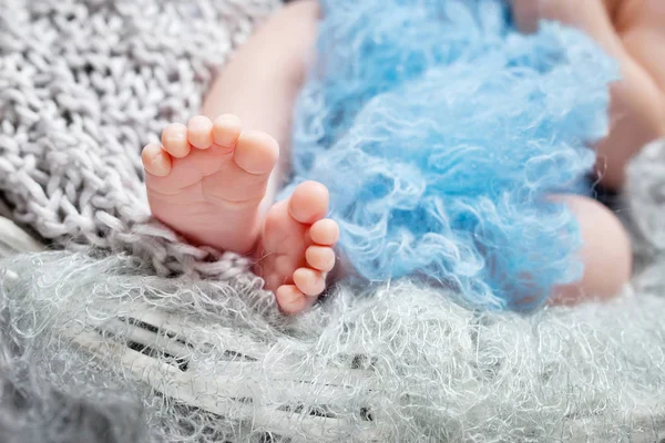 Close up picture of new born baby feet on knitted plaid in a wat — Stock Photo, Image