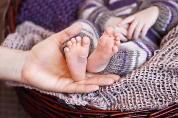 Baby feet in mother hands. Tiny Newborn Baby's feet on female Sh — Stock Photo, Image