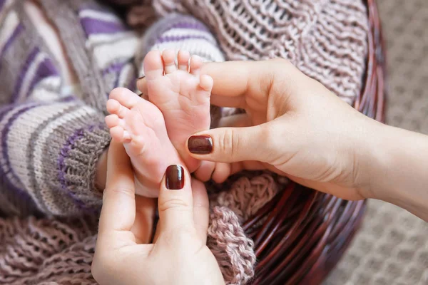 Baby feet in mother hands. Tiny Newborn Baby's feet on female Sh — Stock Photo, Image