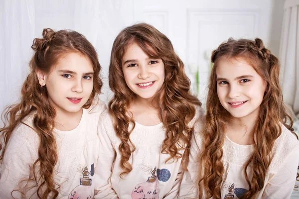 Πορτραίτο των τριών νέων γοητευτικό αδελφές — Φωτογραφία Αρχείου