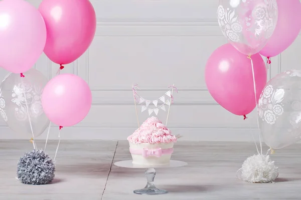 Festlig tårta och ballonger. Vit och rosa färg — Stockfoto
