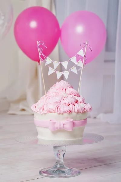 Festlig tårta och ballonger. Vit och rosa färg — Stockfoto