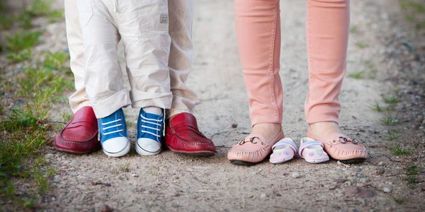 Skor och sneakers föräldrar och storebror och förväntade bab — Stockfoto