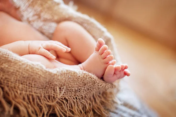 Закрыть фотографию стопы новорожденного — стоковое фото