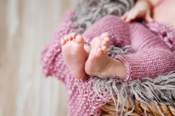 Close up picture of new born baby feet on a pink plaid — Stock Photo, Image