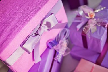 Doğum günü ve şenlikli hediye kutusu