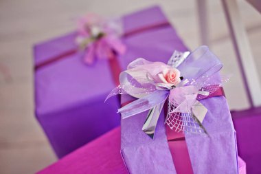 Doğum günü ve şenlikli hediye kutusu