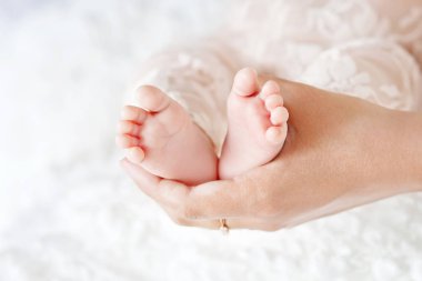 Bebe ayak anne elinde. Anne ve çocuk.