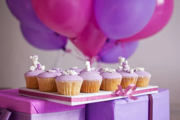 Många söta birthday cupcakes — Stockfoto
