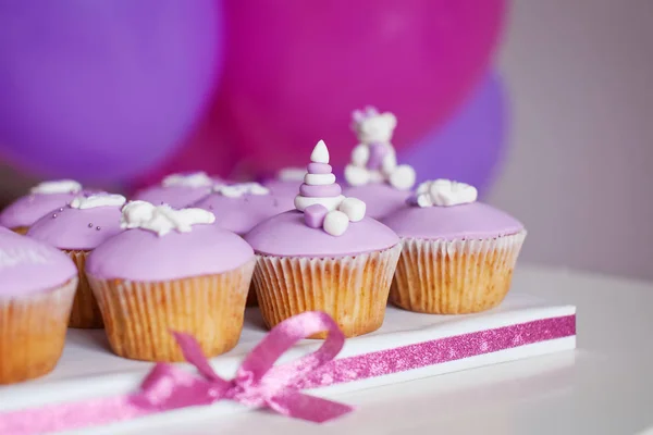 Muitos cupcakes de aniversário doce — Fotografia de Stock