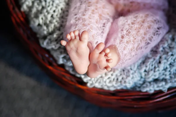Close up picture of new born baby feet on knitted plaid in a wat — Stock Photo, Image