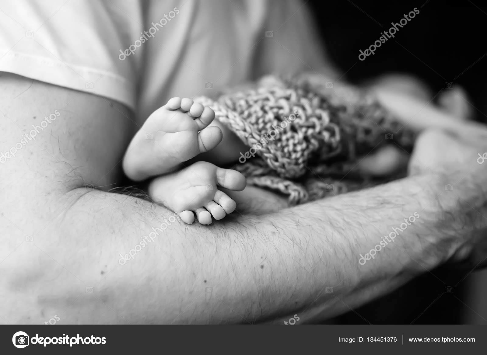 voeten van de baby handen van de vader. Zwart-wit Baby's in ⬇ Stockfoto, rechtenvrije foto door © liudmila.fadzeyeva.gmail.com #184451376