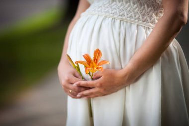 Yakın çekim yansıma hamile kadının karnı elleriyle dokunuyor