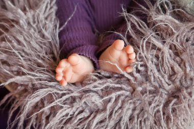 Yeni doğmuş bebek ayaklarının resmini kapat