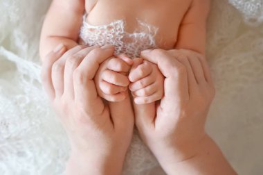 Yeni doğan çocukların anne el içinde el. Anne ve çocuk. Mutlu