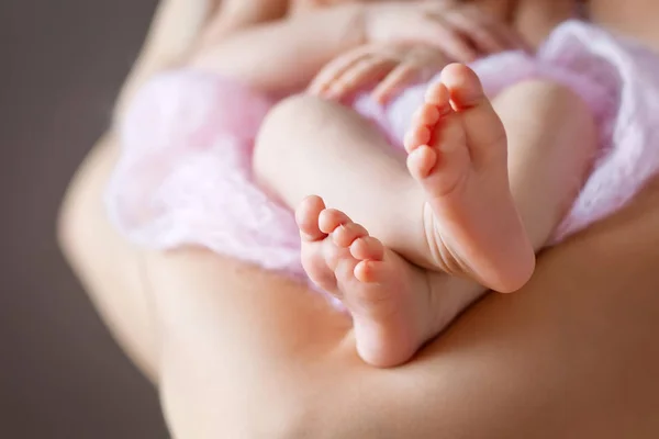 Närbild bild av nyfödda baby fötter på en vit och rosa pläd — Stockfoto