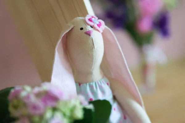 Un conejito de primavera. Decoraciones de Pascua. Muñeca hecha a mano. Cierre im — Foto de Stock
