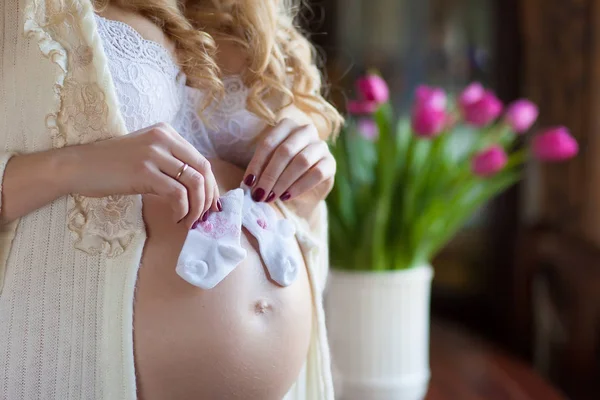 Cerca de la barriga embarazada. Mujer esperando un bebé con vientre — Foto de Stock