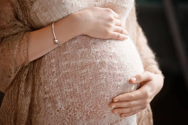 Yakın çekim yansıma hamile kadının karnı elleriyle dokunuyor — Stok fotoğraf