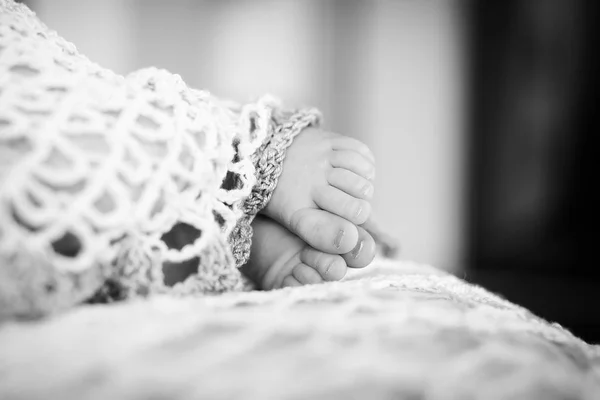 Zamknij się obraz stopy nowo narodzonych dzieci. Czarno-białe zdjęcie. B — Zdjęcie stockowe