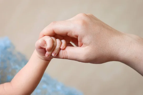 Рука новорожденного ребенка в материнской руке. Мама и ее ребенок. Счастливый — стоковое фото