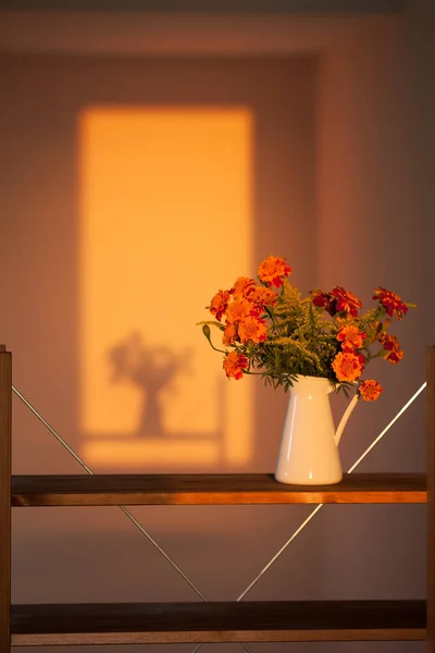Flores de outono barkhatets em um vaso branco — Fotografia de Stock