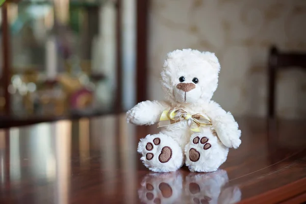 Teddy Bear juguete se sienta en una mesa de madera — Foto de Stock