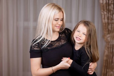 Portre güzel anne ve küçük kızı