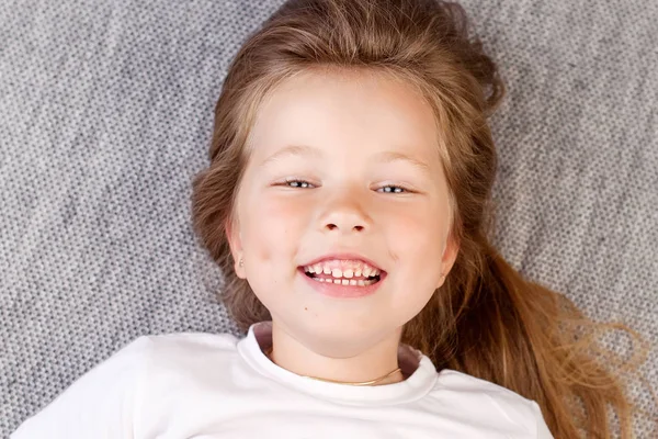 Ritratto della bella bambina sorridente — Foto Stock