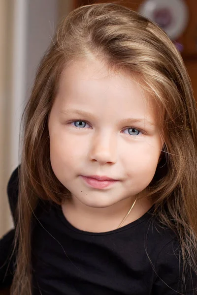 Porträt des wunderschönen kleinen Mädchens — Stockfoto