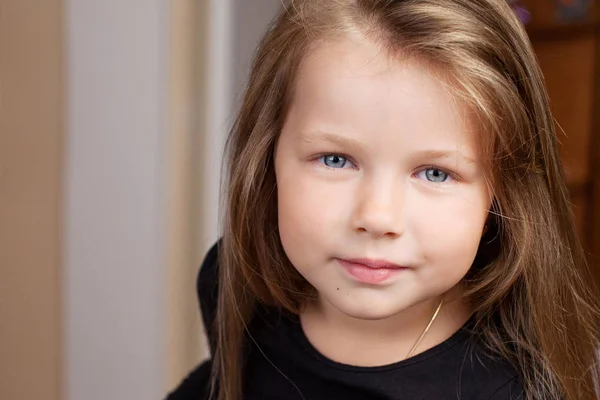 Ritratto della bella bambina sorridente — Foto Stock