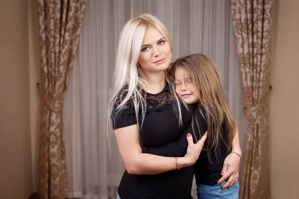 Портрет красива мати і маленька дочка вдома — стокове фото