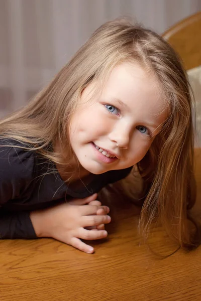 Portrét beauyiful, usmívající se malá holčička — Stock fotografie