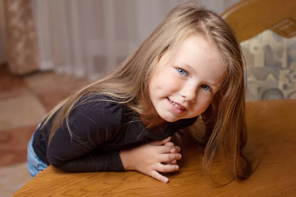 Porträtt av den beauyiful leende liten flicka — Stockfoto