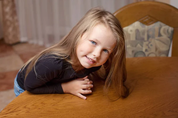 Portrait of the beauyiful smiling little girl — Stock Photo, Image