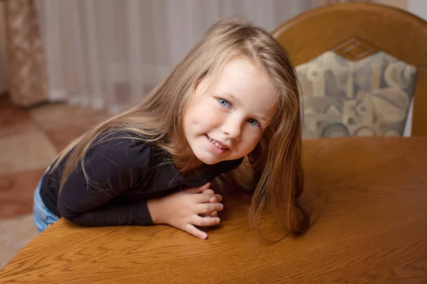 Ritratto della bella bambina sorridente — Foto Stock