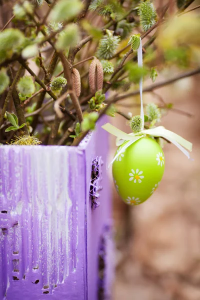 Decoración de Pascua con huevo de Pascua en el jardín. Ramo de primavera —  Fotos de Stock