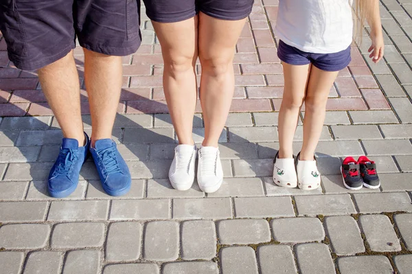 Skor och sneakers föräldrar och äldre syster och förväntade baby — Stockfoto