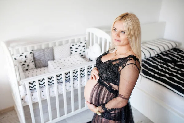 Hermosa mujer embarazada de pie en la habitación de casa en blanco y negro — Foto de Stock