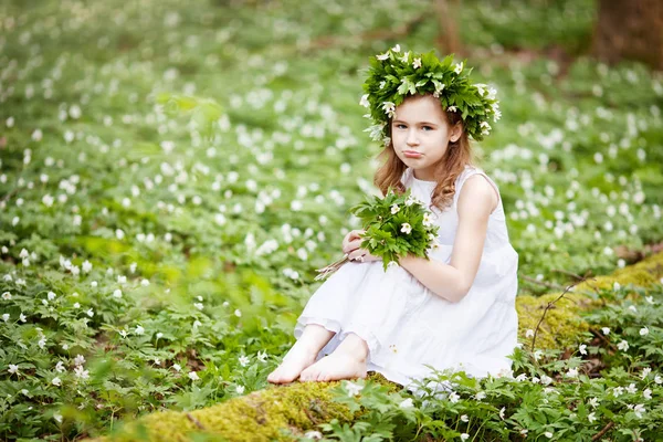 Piękna mała dziewczynka w białej sukni spacery w drewno wiosna — Zdjęcie stockowe