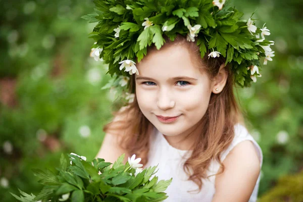 Menina bonita em um vestido branco na madeira de primavera. Por — Fotografia de Stock