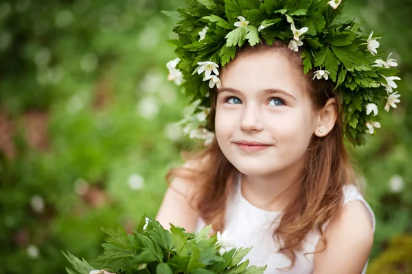 Piękna mała dziewczynka w białej sukni w drewno wiosna. Por — Zdjęcie stockowe