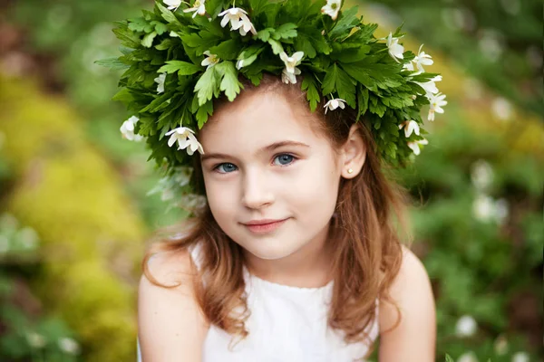 Menina bonita em um vestido branco na madeira de primavera. Por — Fotografia de Stock