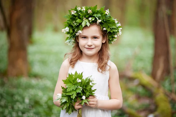 Menina bonita em um vestido branco na madeira de primavera. Por — Fotografia de Stock