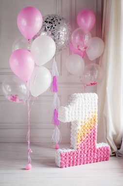 İlk doğum günü ve balon için dekore edilmiş numarası 1